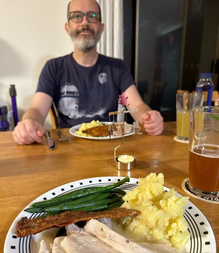 Happy Thanksgiving! He made us sous vide turkey breast, crispy turkey skin, mashed potatoes, and green beans. And for dessert, a pumpkin cheesecake pie! 🦃