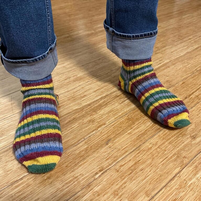 I managed to finish the Snook’s new socks today! These are a toe-up 2x2 rib, and for the first time I did an afterthought heel to preserve the stripe sequence. I also made a point of syncing up the stripes. Nice, eh? This colourway is “Return of the Bounty Hunter Scum” from @bahyarns. #bobafett #starwars 🧶🧦❤️