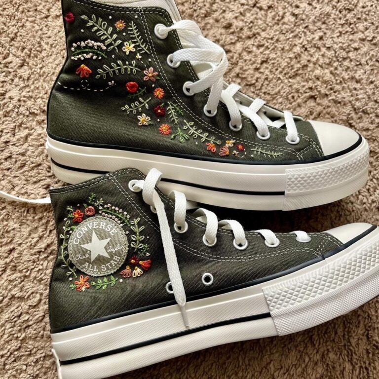 My sister told me that my 15yo niece Indie was embroidering her own sneakers. “Cool,” I said, remembering how I used to doodle on mine. Then they sent me the photos. 🤯 They are STUNNING. Look at that. A TEENAGER DID THAT. 😍🐝🌸 #embroidery #embroidered #converse