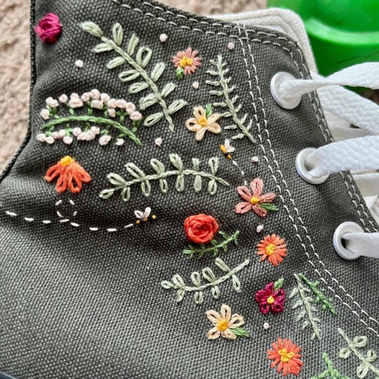 My sister told me that my 15yo niece Indie was embroidering her own sneakers. “Cool,” I said, remembering how I used to doodle on mine. Then they sent me the photos. 🤯 They are STUNNING. Look at that. A TEENAGER DID THAT. 😍🐝🌸 #embroidery #embroidered #converse