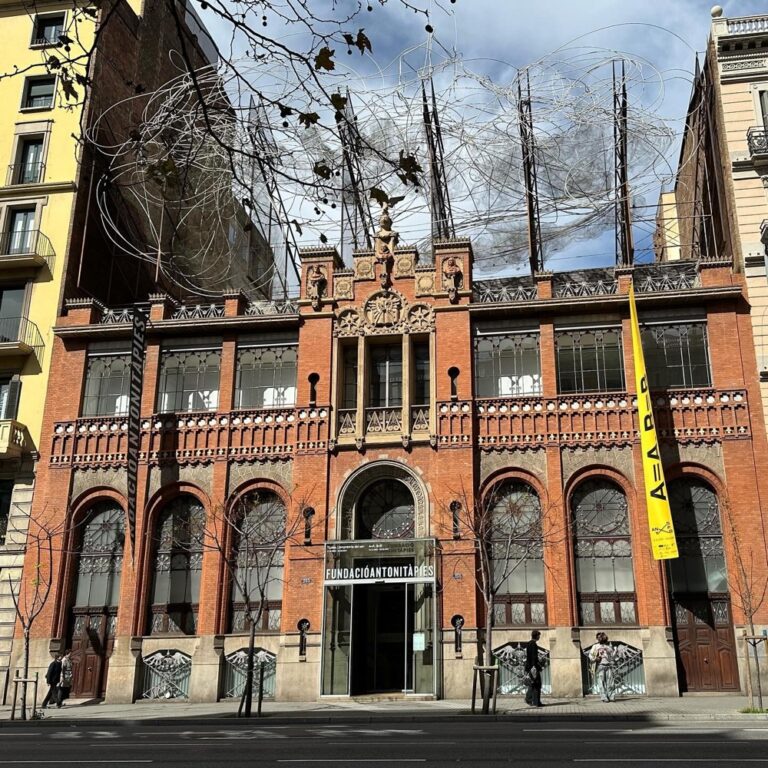 A few days ago I wisely prebooked myself on a @barcelonarchitecturewalks tour to learn more about Gaudí and fight jet lag. It was a beautiful day for it! The Barcelona marathon was on too so I got to check out a bit of the race. Thanks to my tour guide Tomas - I learned a lot and had a great time.