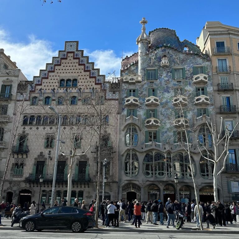 A few days ago I wisely prebooked myself on a @barcelonarchitecturewalks tour to learn more about Gaudí and fight jet lag. It was a beautiful day for it! The Barcelona marathon was on too so I got to check out a bit of the race. Thanks to my tour guide Tomas - I learned a lot and had a great time.