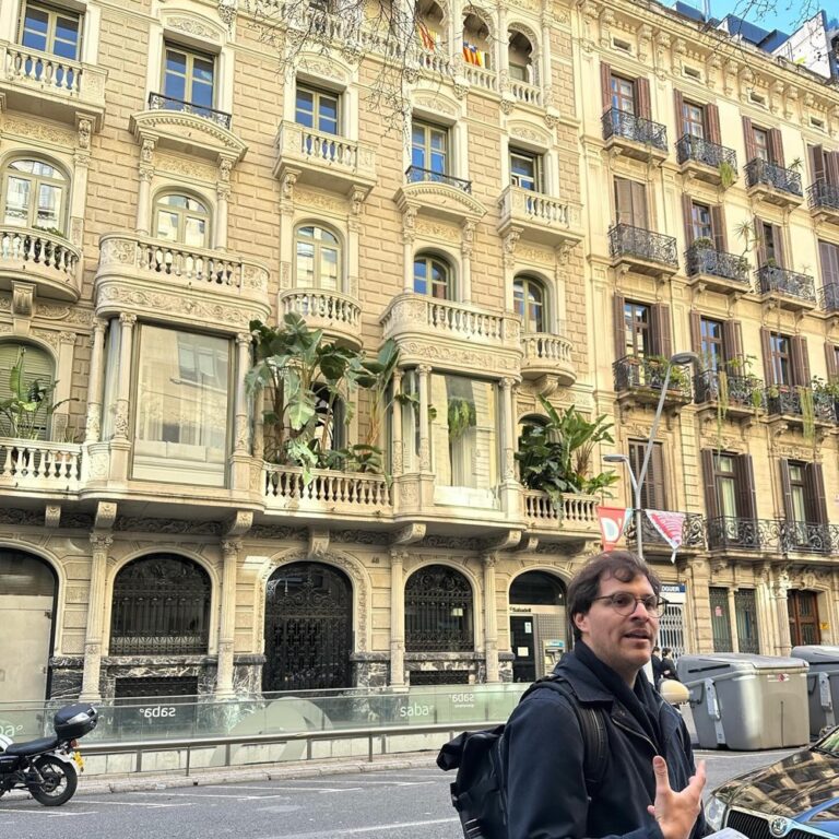 A few days ago I wisely prebooked myself on a @barcelonarchitecturewalks tour to learn more about Gaudí and fight jet lag. It was a beautiful day for it! The Barcelona marathon was on too so I got to check out a bit of the race. Thanks to my tour guide Tomas - I learned a lot and had a great time.