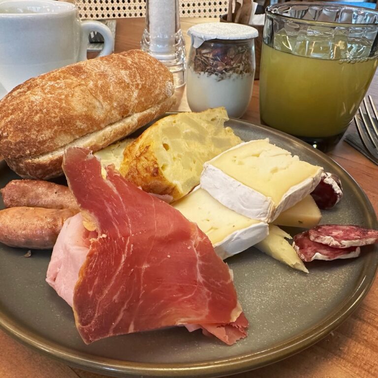 Final morning in Spain. Their supply of excellent ham and cheese remains inexhaustible. I have failed you all… 😂❤️🇪🇸