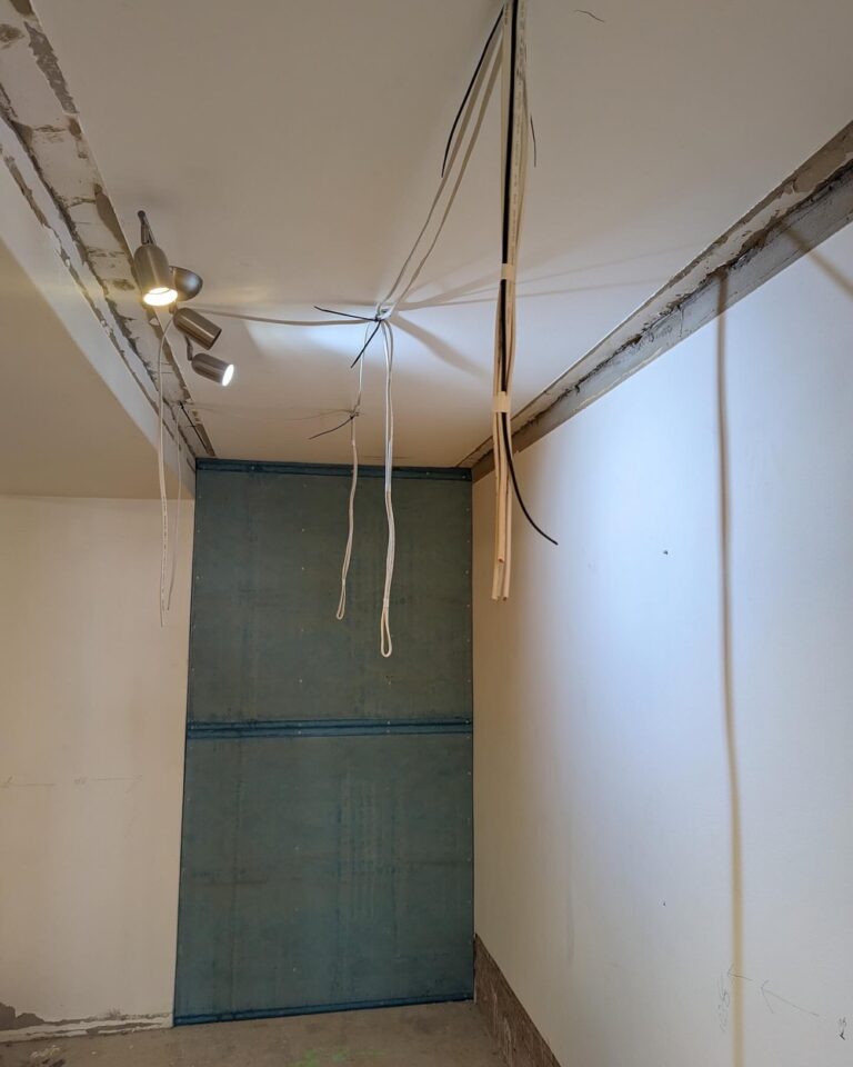 Week 3: Two of the new walls are built, and plumbing and electrical have been chased in. Our bathroom is finally a rectangle! The internet has been moved to a more practical location, and we can start to see what the back entrance hallway will look like. Next up is to fix the very uneven floor before plastering can begin… 🏠🚧