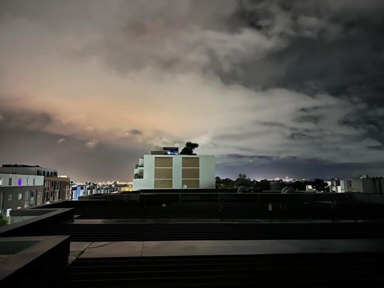 Everybody’s posting aurora australis photos, but all I see to the south are clouds and the lights of Sydney airport. 😒