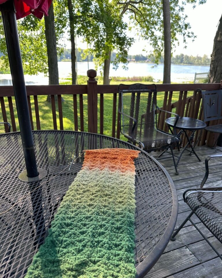 This pattern and yarn are really well suited to knitting in the great outdoors. ❤️🧶🍃🍂