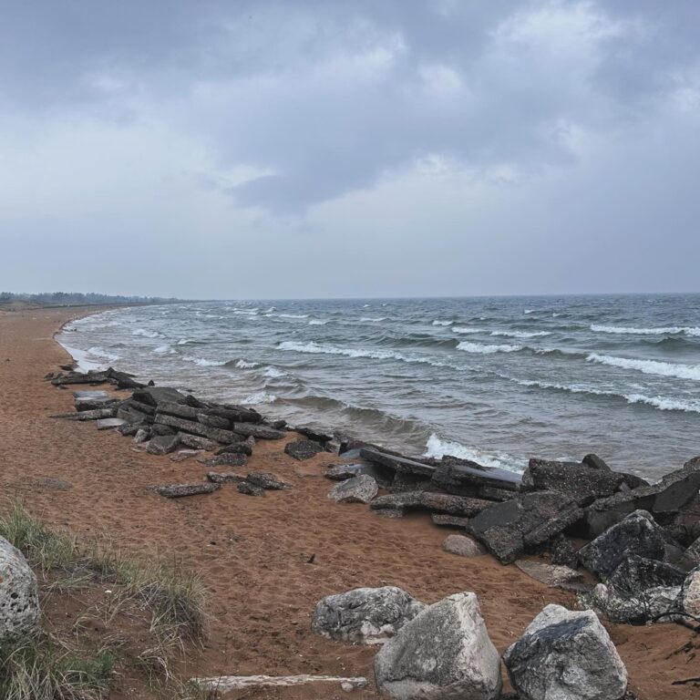 A cloudy, gusty, rainy day seemed like the perfect occasion to check out the Whitefish Point Shipwreck Museum. We also visited the Tahquamenon Falls (and brewery), as well as the Sault Ste. Marie locks… 🚢⚓️🌧️