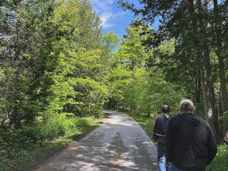 A day on Mackinac Island. We escaped the tourist shops and hiked about 9km (5.5mi) around the SE corner to Skull Cave and Arch Rock. Beautiful day! 😍