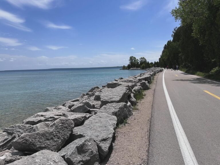 A day on Mackinac Island. We escaped the tourist shops and hiked about 9km (5.5mi) around the SE corner to Skull Cave and Arch Rock. Beautiful day! 😍