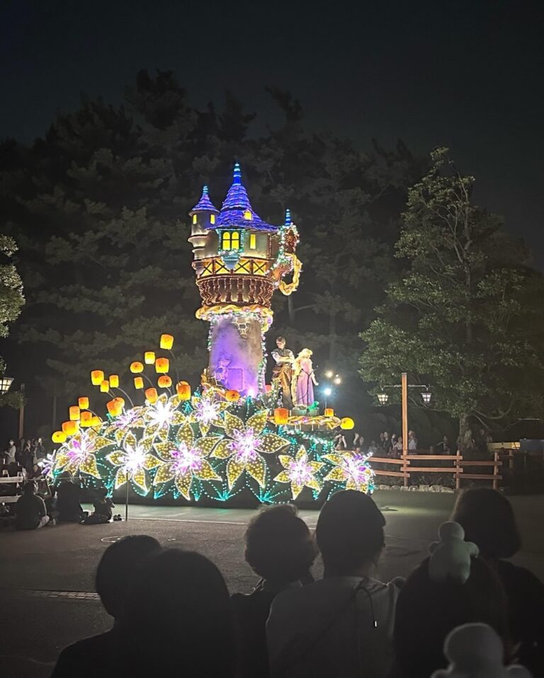 Our second Disneyland in one week. 😂🏰 Tokyo’s castle was a lot bigger and prettier than LA, and the Beauty and the Beast ride was UNREAL. And we even had a beer at Gaston’s Tavern! 🍻