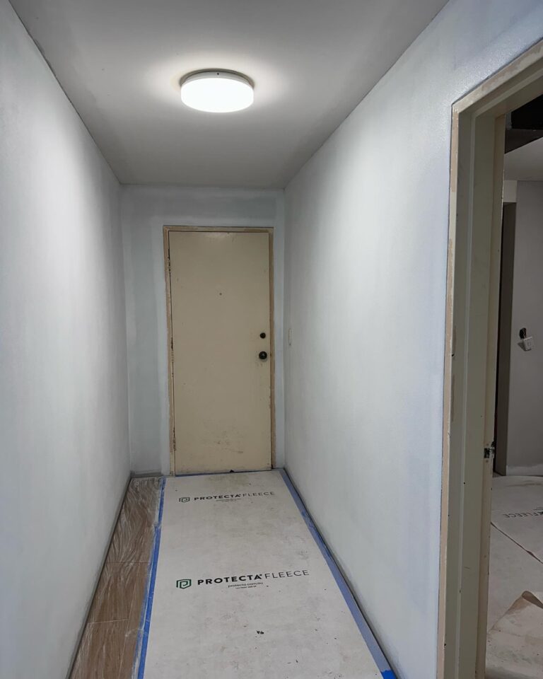 Week 17: The floor is finished, and now the walls are being primed and sanded for painting! Soon the skirting boards will go in, and the cabinetry build will kick off. New door hardware is in, and the wooden reveals around the windows. And in the most exciting news, the fancy Japanese toilet has arrived. 😂🚽 #renovation 🏠