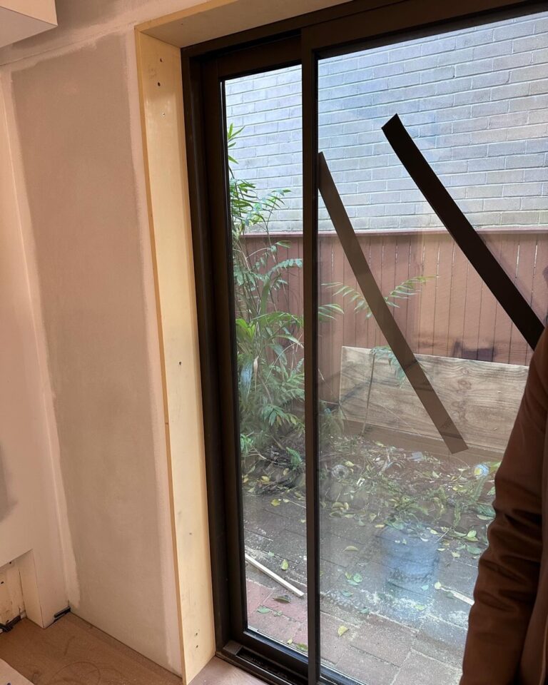 Week 17: The floor is finished, and now the walls are being primed and sanded for painting! Soon the skirting boards will go in, and the cabinetry build will kick off. New door hardware is in, and the wooden reveals around the windows. And in the most exciting news, the fancy Japanese toilet has arrived. 😂🚽 #renovation 🏠