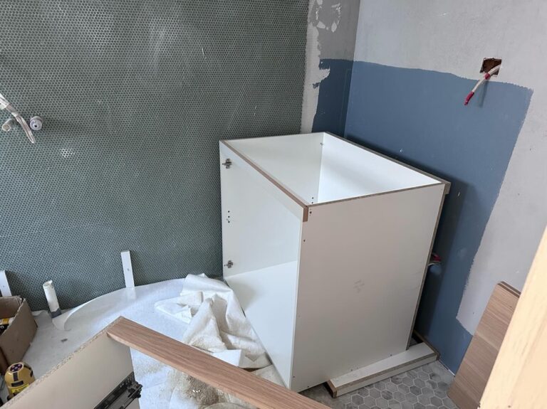 Week 18: Cabinetry! All the wardrobes and drawers and shelves have arrived, and a team is onsite for installation. The roll-up screen door is also going in today. Skirting boards are in too. I also got a photo of the little curved ceiling bulkhead detail that will mirror the floating shelf below the TV. And check out the huge tile our builder scored for the front entry! #renovation 🏠