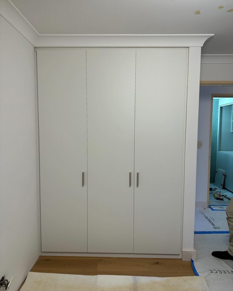 Week 19: CLOSETS BABY! The Wall O’ Wardrobe is finally being installed in our bedroom (so. much. storage.), and the two office closets are complete too. (Those doors are a thing of beauty after the old horrible sliders.) The tiler was also back: he re-set the last row of kitchen tiles to meet level with the new wooden floor, and he finished off the bathroom tiles around the windows and the laundry sink. And lastly - we have a lovely new doorstep! ❤️🏠 #renovation