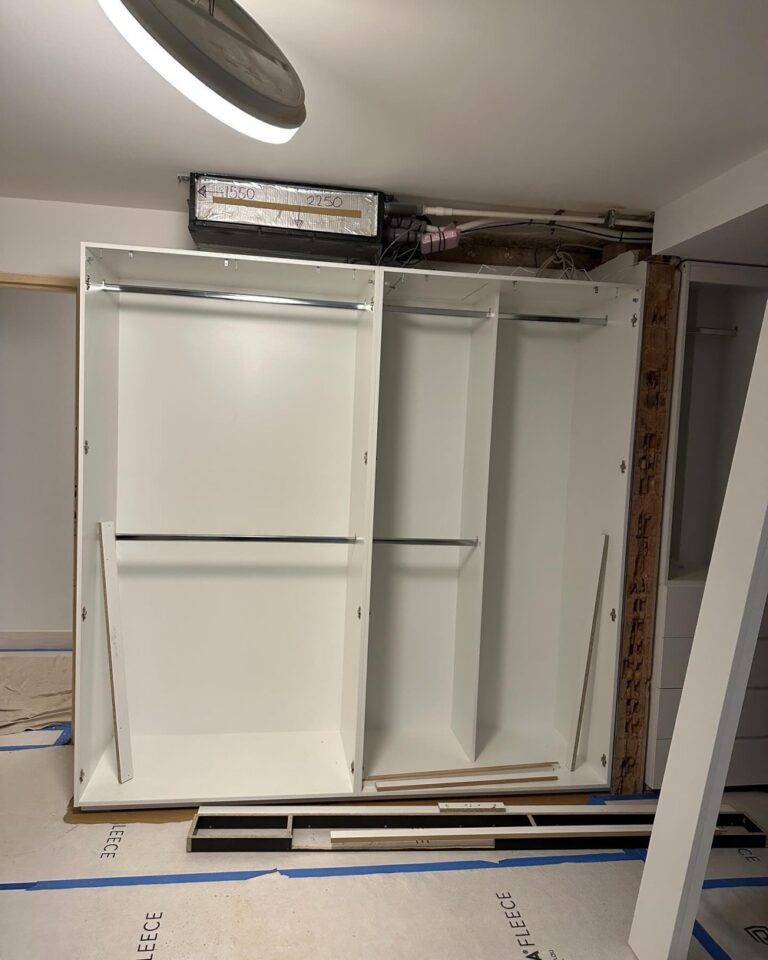 Week 19: CLOSETS BABY! The Wall O’ Wardrobe is finally being installed in our bedroom (so. much. storage.), and the two office closets are complete too. (Those doors are a thing of beauty after the old horrible sliders.) The tiler was also back: he re-set the last row of kitchen tiles to meet level with the new wooden floor, and he finished off the bathroom tiles around the windows and the laundry sink. And lastly - we have a lovely new doorstep! ❤️🏠 #renovation