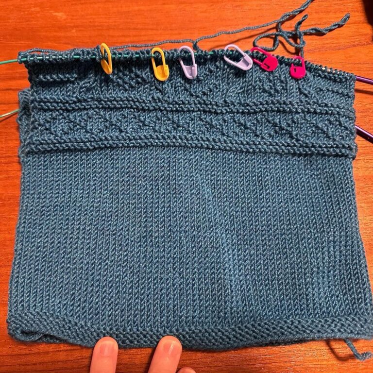 Started a new little #knitting project! Our neighbours had a baby, so I’m making them a little sweater with a patterned yoke from an old @knitpatons booklet using @morrisandsons wool. 🧶