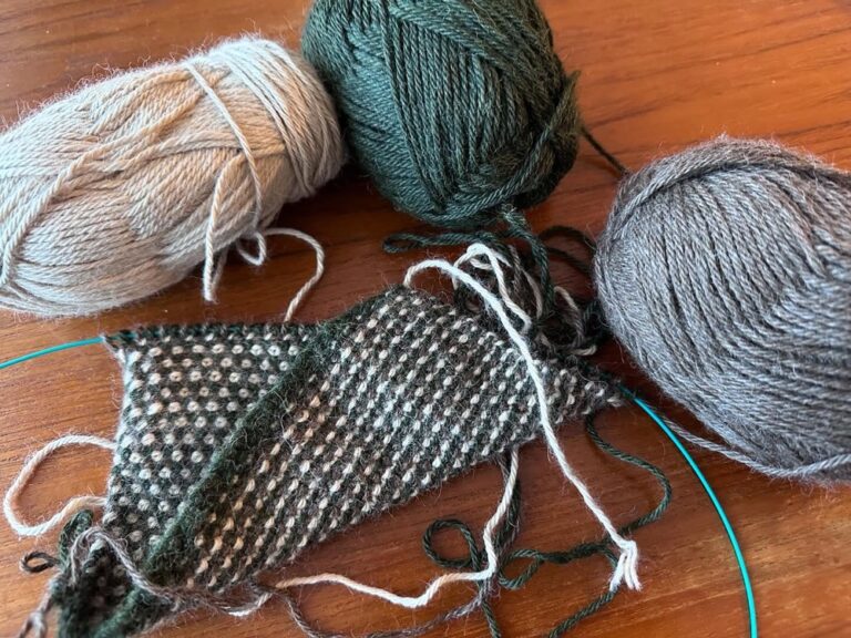 My #knitting mojo has well and truly returned, which is a slight problem as most of my supplies are still in storage! 😭 Here’s the start of a replacement alpaca scarf for the Snook, who recently lost one. I’m using @morrisandsons Maya 8ply in a dense linen stitch. It makes for a lovely flat fabric with two distinct sides, but it’s slow going as you essentially knit every row twice. 🧶🧣