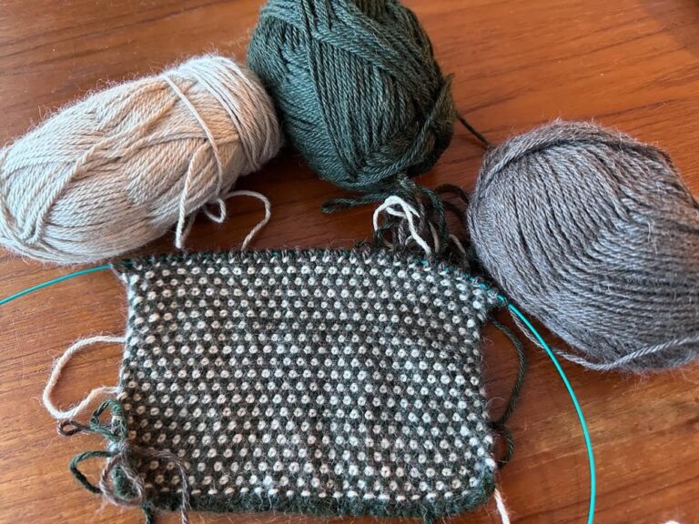 My #knitting mojo has well and truly returned, which is a slight problem as most of my supplies are still in storage! 😭 Here’s the start of a replacement alpaca scarf for the Snook, who recently lost one. I’m using @morrisandsons Maya 8ply in a dense linen stitch. It makes for a lovely flat fabric with two distinct sides, but it’s slow going as you essentially knit every row twice. 🧶🧣