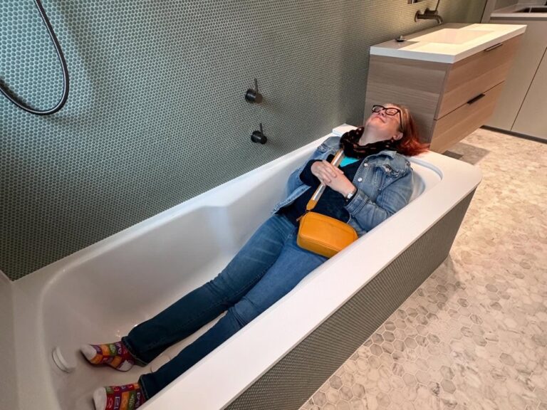 Two #renovation victories today: the TV is officially on the wall! And the bathtub is long enough for me (a tall person) to stretch out my legs! 😍