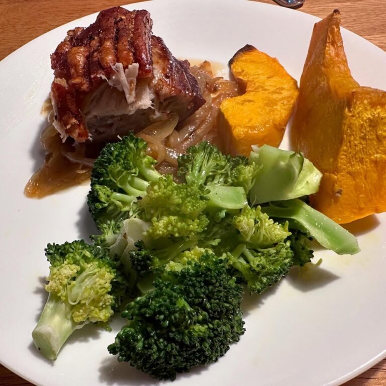 Crispy roast pork belly with caramelised onions, roast pumpkin, and broccoli. (Have I mentioned lately what an excellent cook Rodd is?!) 😋❤️