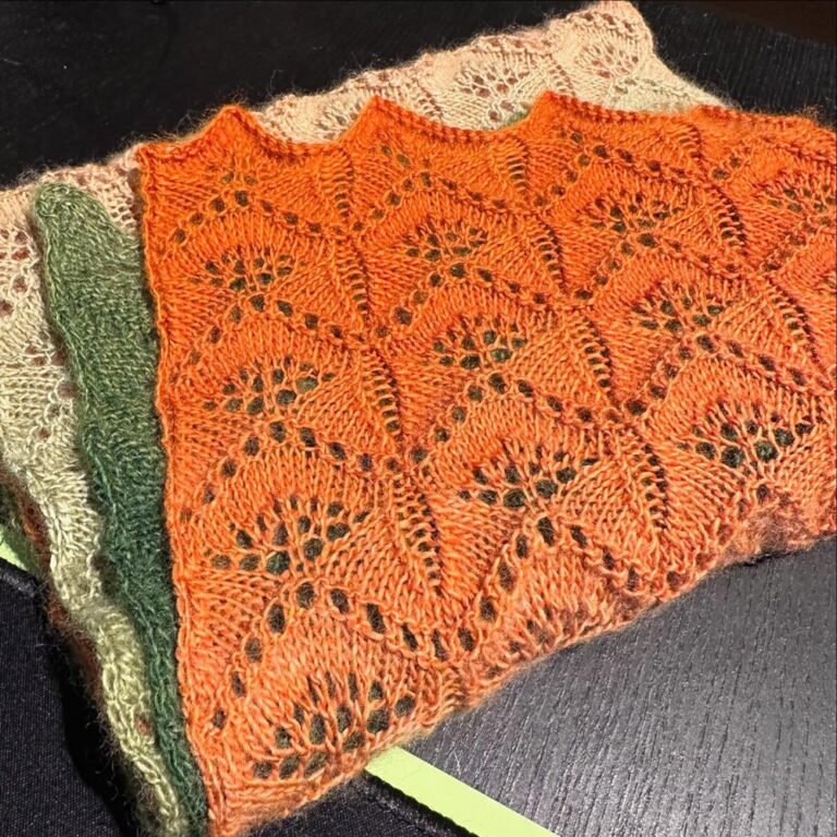 A closeup of the Autumn Gingko Leaves scarf… ❤️🍂🍃 #knitting