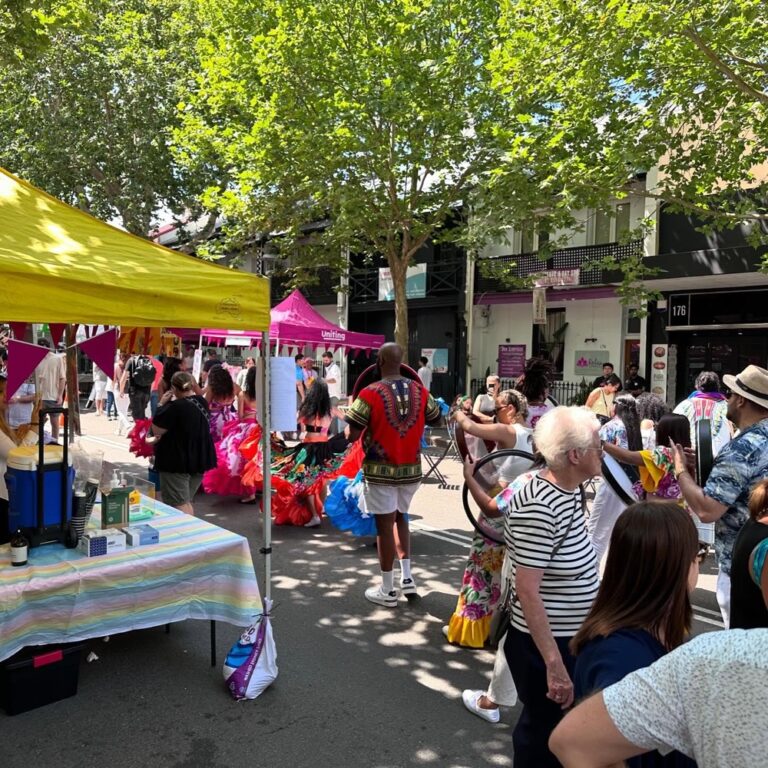 We walked over to Pyrmont to check out the lovely @cityofsydney Sydney Streets Festival. Stilt walkers, ribbon twirlers, live music, lots of activities for kids and families… A small bit of sunshine and happiness that I really needed this week. ❤️☀️