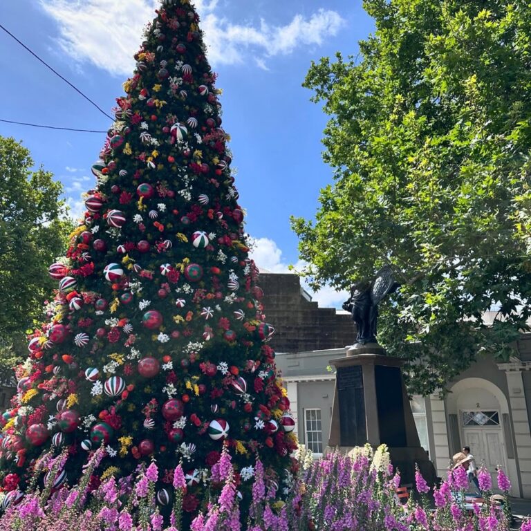 We walked over to Pyrmont to check out the lovely @cityofsydney Sydney Streets Festival. Stilt walkers, ribbon twirlers, live music, lots of activities for kids and families… A small bit of sunshine and happiness that I really needed this week. ❤️☀️