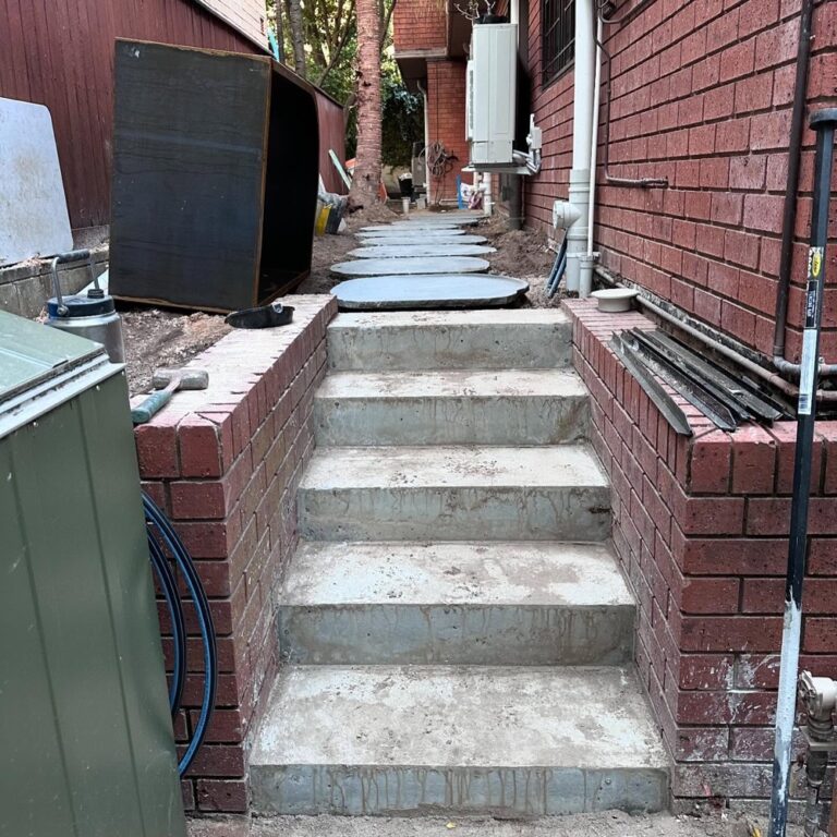 Landscaping update! The stairs are finished, and the stone pavers are being laid. They’ve also put in pads that will support the floating deck. Out the back, they’ve built a new retaining wall that will have built-in seating. I was excited to see some of the corten steel planters have arrived too! I just keep reminding myself that there will eventually be a LOT of plants that will fill in the gaps and turn it into a green oasis. ❤️🌱🌴🌳