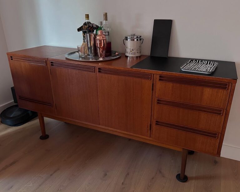 Exciting #renovation day! Our new bedroom furniture was delivered this morning, and I’m loving how the headboard complements the blue wall. 😍 Then our bar and cupboards came back from the restorer, thoroughly cleaned, repaired, and looking lovely. That meant we could unpack a few more boxes, including our Museum of Obsolete Technology. 😂 And the landscapers have built a form for our floating concrete bench seat!