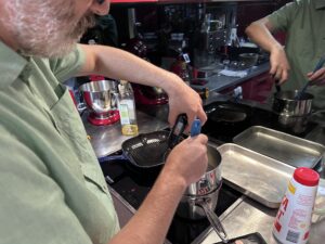 Cooking eggs and sugar mixture