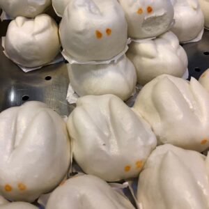 I ate like 3 of these steamed lotus paste buns today before someone pointed out they were shaped like BUNNIES! 😂🐰 https://t.co/nKMShCWUxL https://t.co/sQklhoUNsv