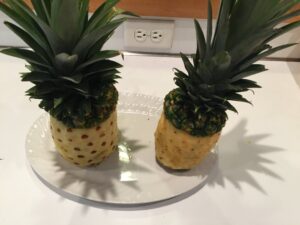 Step 4 (and this is where it gets GENIUS): use skewers to stick the tops of the pineapples back on! 🐷🍍 https://t.co/Lc2tIyHJfT