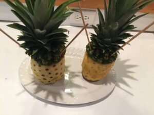 Step 4 (and this is where it gets GENIUS): use skewers to stick the tops of the pineapples back on! 🐷🍍 https://t.co/Lc2tIyHJfT