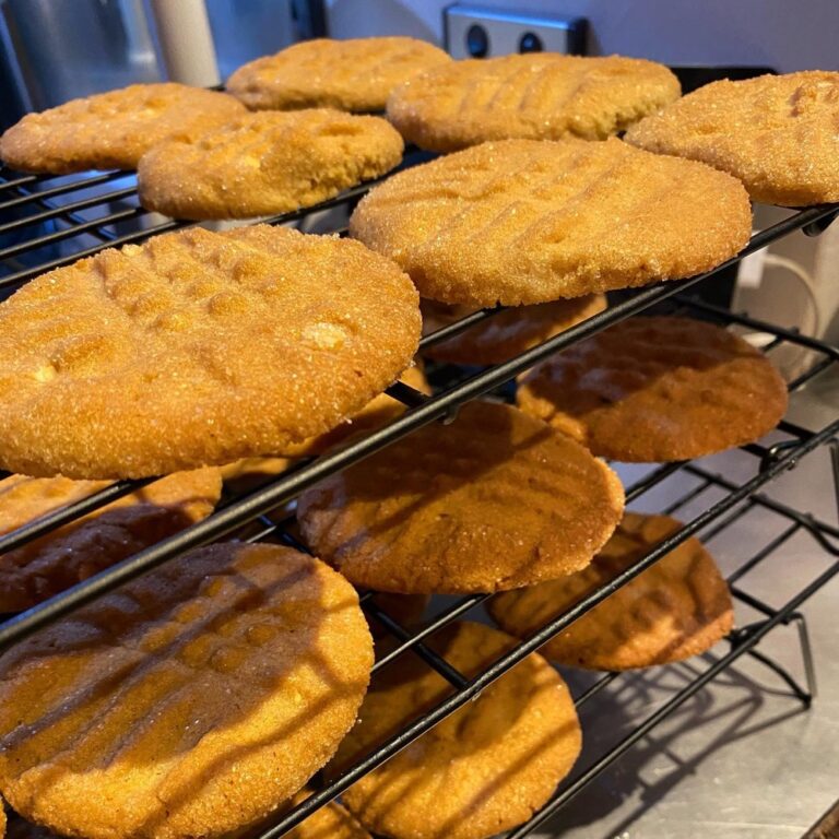 My turn to break in the new oven! Homemade peanut butter cookies... 🍪🥜