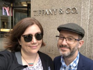 The Snook did *not* enjoy the chaos of Magnolia Bakery, but he liked the banana pudding! 🍌 More selfies at the LOVE statue ❤️ and seeing 💎 at Tiffany’s. https://t.co/QmCQgkdoCX