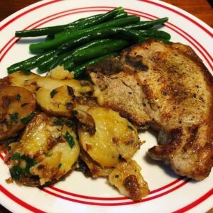 French feast courtesy of the Snook: Pommes de terre sarladaise, haricots verts, and pork chops. (I don’t know the French phrase for pork chops.) ❤️🇫🇷 https://t.co/rTqYVkWSXR https://t.co/MnSSxoMeg8