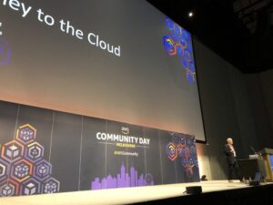 Keynote is @jeffbarr, who doesn’t get to Melbourne nearly enough. I’m a little disappointed the purple hair is gone though... #AWSCommunity https://t.co/qMckUIstbG