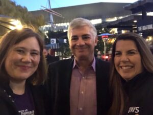 TFW you’re running to catch a plane but you can’t resist asking @jeffbarr for a quick selfie. 😂 @kezmc #AWScommunity https://t.co/6kKqHpLBaF