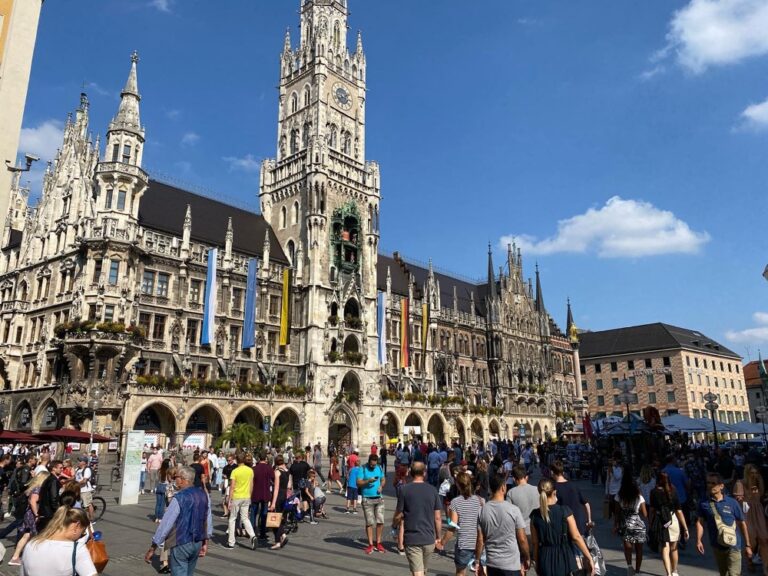 I had to take my Macbook to the Apple Store, and... 😍 Munich is so ridiculously pretty. But wow, so many people in the Marienplatz today. Makes me a bit nervous!