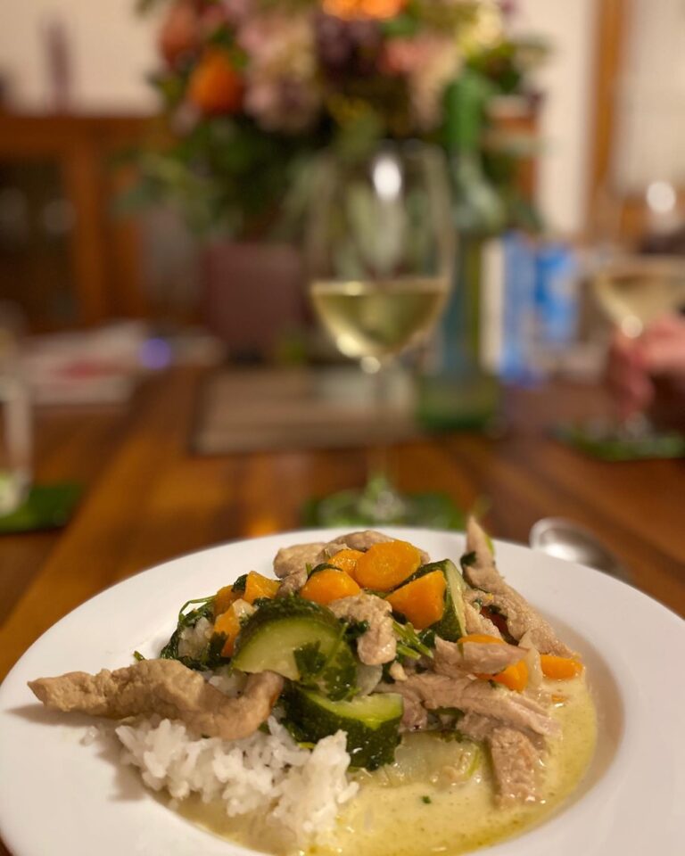 Dinner tonight: Thai green curry, courtesy of the Snook! (Lovely flowers courtesy of @cactusknitkelly. 💐❤️)