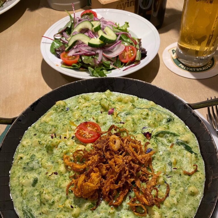 Gärtnerpfanne (“Gardener‘s Pan“) - spinach cheese spätzel. 😍🍻