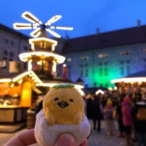 Gudetama is a big fan of the Christmas Markets. 🥚🎅🎄 https://t.co/MT0sHOsdzI https://t.co/B6EHRqn7ZD