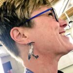 RT @LareneLg: PSA: @MichelePlayfair’s festive bin chicken earrings. This is everything. #dddbne https://t.co/6EGrwfejyA