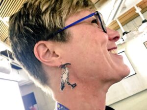 RT @LareneLg: PSA: @MichelePlayfair’s festive bin chicken earrings. This is everything. #dddbne https://t.co/6EGrwfejyA