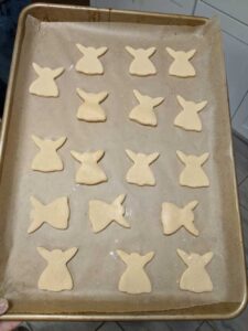 RT @JRMcGrail: Baking hack: Chop off Angel head for a homemade Baby Yoda cookie cutter. https://t.co/468STyeXrT