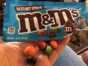 While the #swineapple is cooking, I decided to do some taste testing For Science. 👍 to mint KitKats; 👎 to fake Nutella M&Ms. https://t.co/QiE4TYOqNi