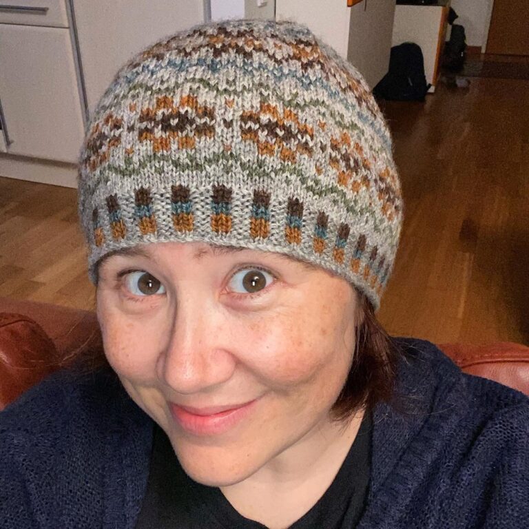 I found a gift in the post - a gorgeously warm handknitted hat from @diepdin! ❤️