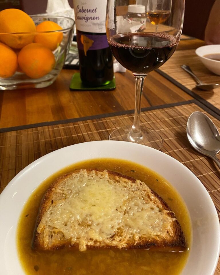 While the Snook cursed @kenjilopezalt’s recipe repeatedly (the timings were evidently *way* off), this Instant Pot French Onion Soup turned out delicious. 🧅🥖🧀🍷