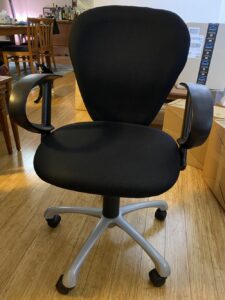 The great purge has begun. Anyone in Sydney looking to upgrade their home office setup? I've got an IKEA desk (a little scuffed), 2 rolling chairs, and plastic floor protectors. They're on FB Marketplace, but mate's rates for Twitter buddies. Pick up in Chippendale! https://t.co/x3XeqbUCq5